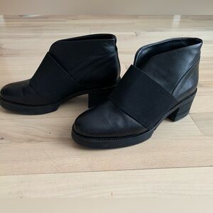 COS - Modern black leather ankle boots